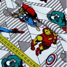 Tecido Estampado para Patchwork - Marvel: Vingadores Retrô (0,50x1,50)