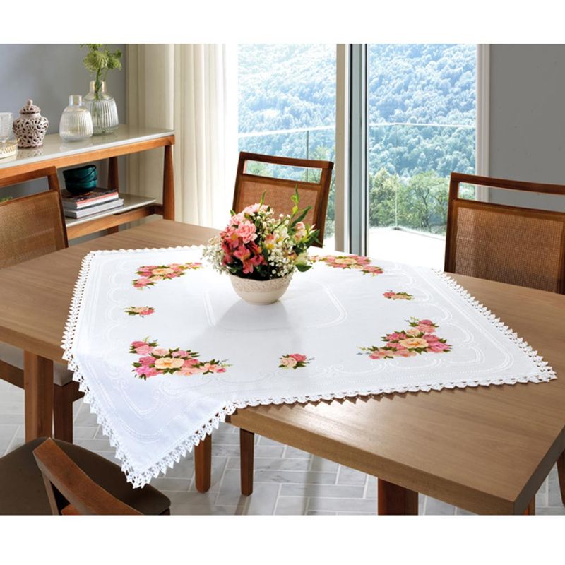 Toalha de Mesa com Flores bordada em Ponto Xadrez e bico de crochê. Para  outras cores e tama…