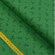 Tecido Estampado para Patchwork - Natal: Folhagem com Pinhas Fundo Verde (0,50x1,40)