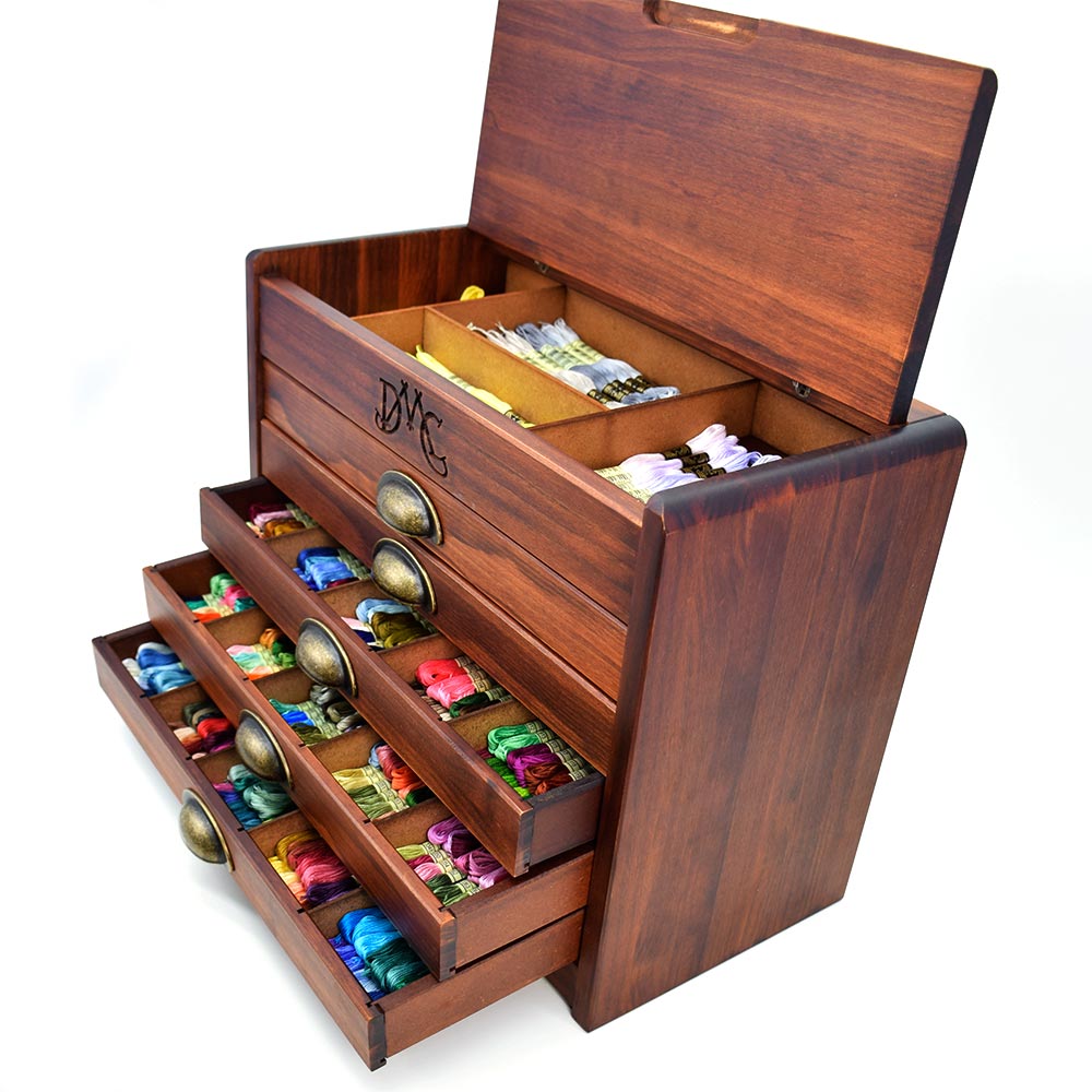 Móvel de Madeira Vintage com as 500 Cores da Linha DMC Mouliné